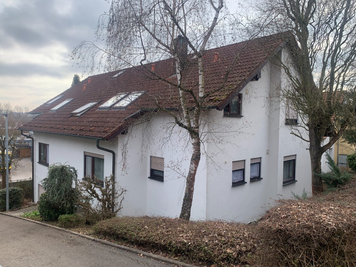 Herrenberg - BJ: 1990, MFH mit 6 Einheiten und 13 Stellplatzmöglichkeiten, Heizung: Gas Zentral Objekt in Herrenberg