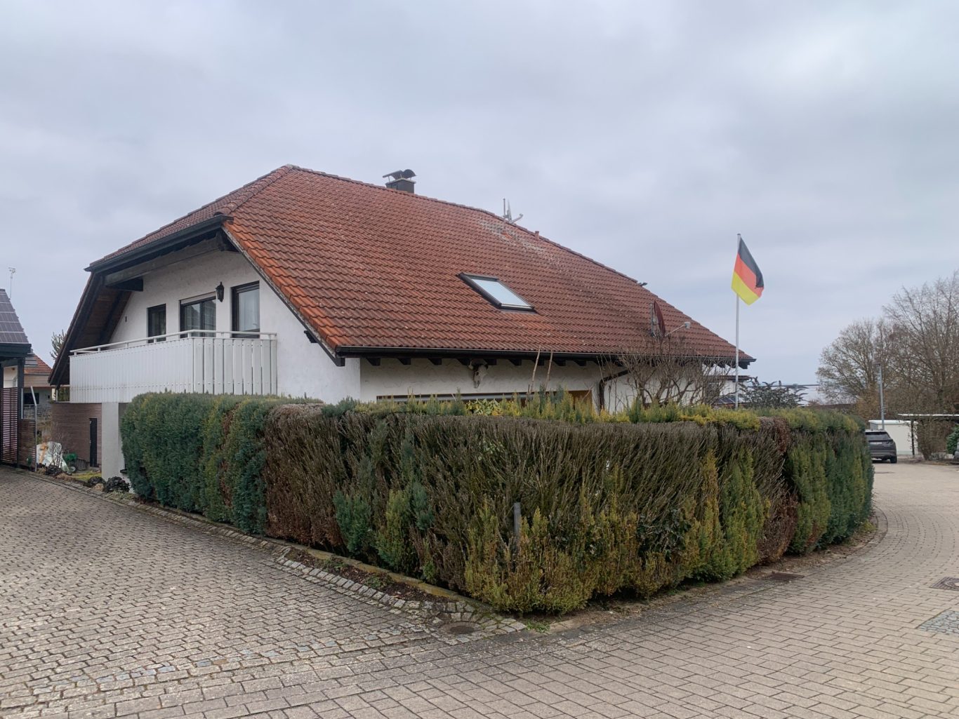 Gäufelden - BJ: 1989, MFH mit 2 Einheiten und 3 Stellplatzmöglichkeiten, Heizung: Gas Zentral Objekt in Gäufelden