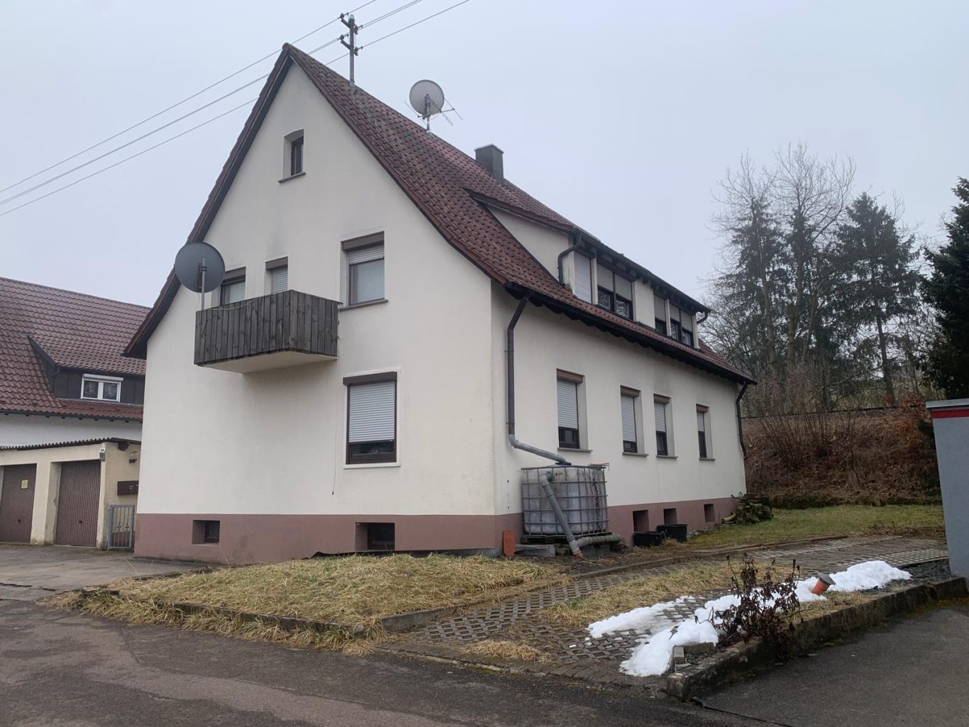 Kirchheim/Teck - BJ: 1978, MFH mit 4 Einheiten und 2 Stellplatzmöglichkeit, Heizung: Wärmepumpe + Photovoltaik Objekt in Kirchheim/Teck
